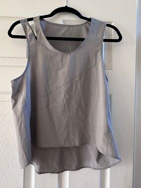 Nike Women’s Light Gray Sleeveless Training Tank